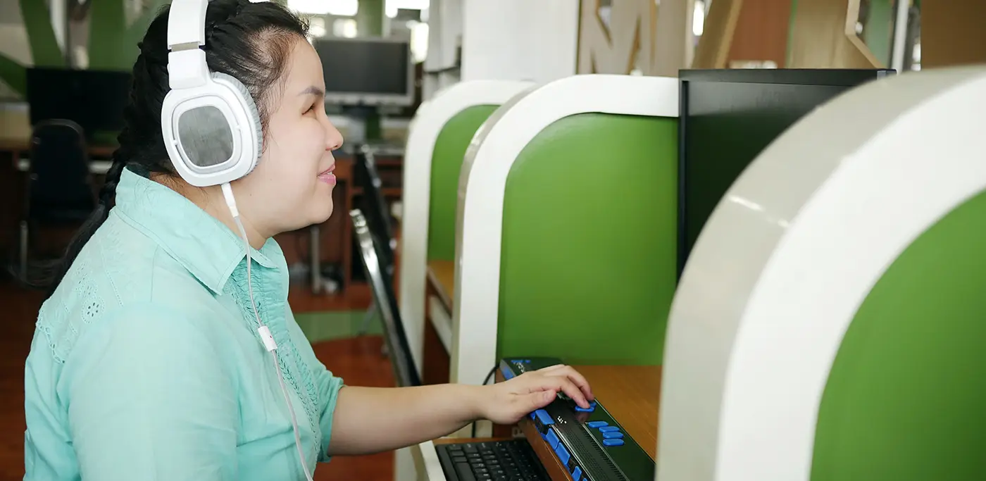 Blind women on computer using a screen reader